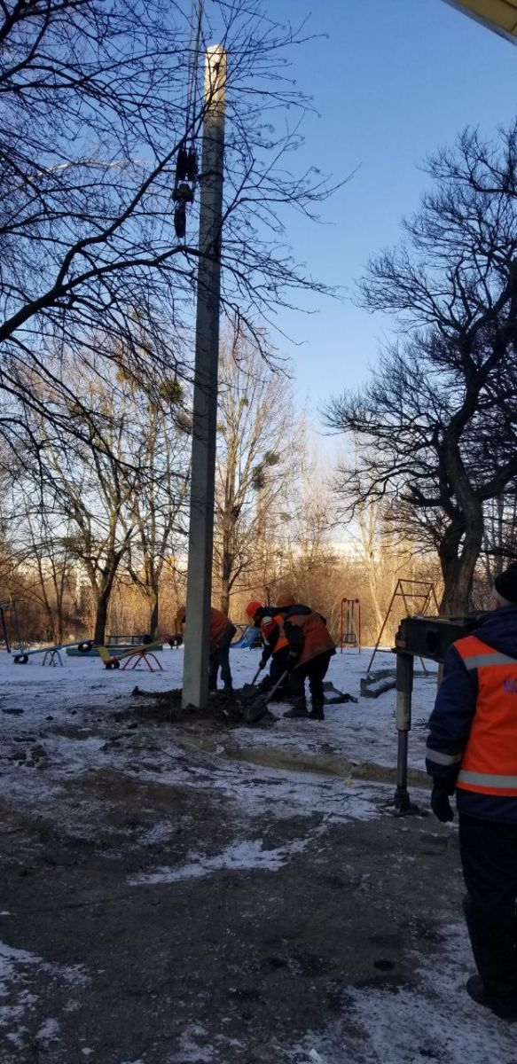 Завершують відновлення пошкодженого освітлення на Північній Салтівці ремонтники: Новини Харкова